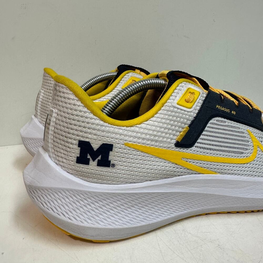 WORN TWICE Nike Zoom Pegasus 40 Michigan Wolverines White Blue Maize EUC 11.5